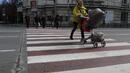 Шофьор помете бебешка количка на пешеходна пътека в Стара Загора