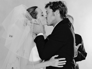 Колко струват сватбените снимки на Анджелина Джоли и Брад Пит? 