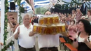 Мъж подобри световен рекорд по носене на бира (ВИДЕО)