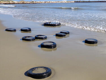 Варненският плаж осъмна с десетки автомобилни гуми (СНИМКИ)