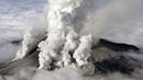 Активизиране на вулкана Онтака спря спасителната акция