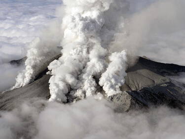 Активизиране на вулкана Онтака спря спасителната акция