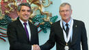 <p>Президентът Росен Плевнелиев връчи орден "Стара планина" първа степен  на Матиас Хьопфнер (дясно), посланик на Германия (2009 - 2014)</p>