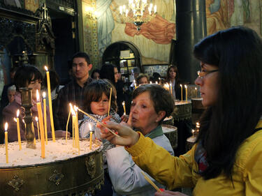 Българите палят свещи за загиналите в Горни Лом