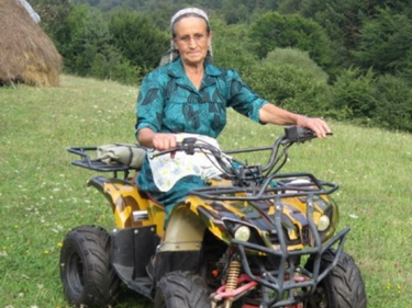 Баба пасе овцете си с ATV
