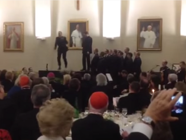 Танцуващи свещеници са новата сензация в Youtube (ВИДЕО)