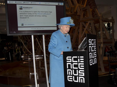 Кралица Елизабет II пусна първия си Tweet в Twitter (СНИМКИ)