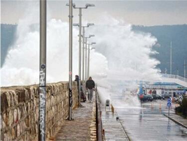 Истинско цунами връхлетя Варна (СНИМКИ) 