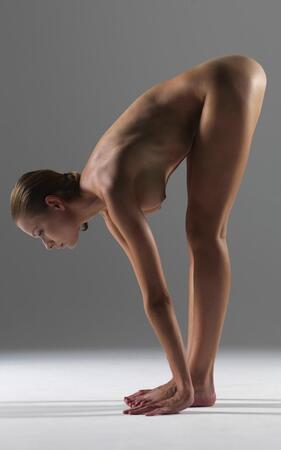 Йога инструкторка позира гола в любимите си пози (СНИМКИ 18+)
