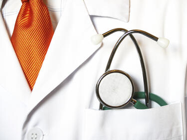 Най-малко 5000 лекари ще трябва да се регистрират в НОИ