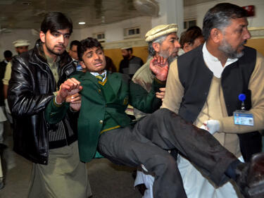 Кървав атентат в Пакистан отне живота на поне 100 души (СНИМКИ)