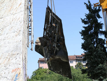 Сагата с паметника „1300 години България“ пред НДК завърши