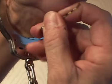 Ето как да отключите белезници с помощта на обикновена фиба (ВИДЕО)