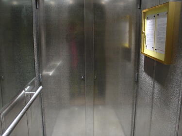 Санираните панелки ще идват и с нови асансьори