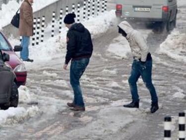 Столичани падат като круши по ледените улици. В "Пирогов"  тълпа от пострадали 