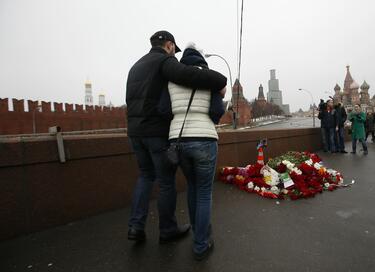 Хиляди на шествие в Москва в памет на Борис Немцов (СНИМКИ)