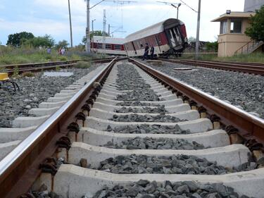 Скала извади от релсите бързия влак от Варна за София