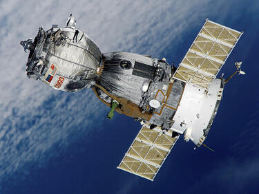 Роскосмос ще подновява редовните туристически полети до МКС