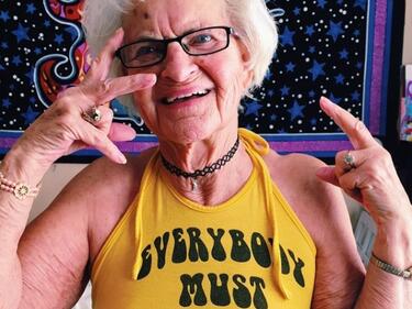 Щурата 86-годишна баба, която стана хит в интернет! (СНИМКИ)