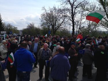 На 50 км от София: Хиляди изолирани от цивилизацията заради разбит път