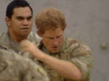 Принц Хари изтанцува с войници боен танц, призоваващ Бог на войната (ВИДЕО)