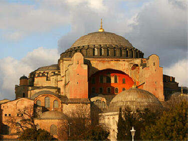 Протестиращи в Истанбул поискаха храма "Света София" да бъде трансформиран в действаща джамия
