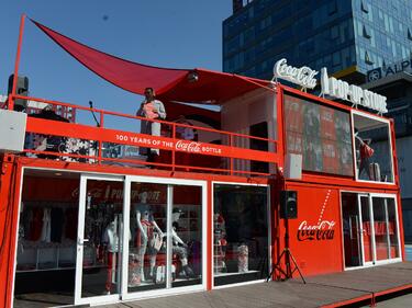 Coca-Cola Pop-Up Store ще радва фенове на марката в три града в страната
