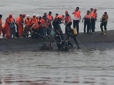 Кораб с над 450 души на борда потъна край Китай (ВИДЕО)