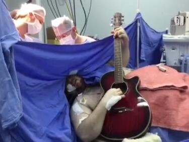 Пациент направи концерт при операция на мозъка (ВИДЕО)