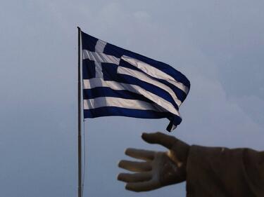 Гърция ще отстъпи? Ципрас преразглежда офертата на Юнкер