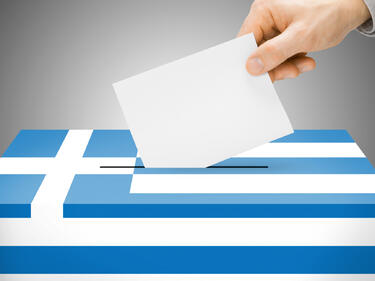 Гърция гласува днес на референдум