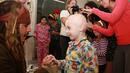 Джони Деп изненада деца в болницата, облечен като Джак Спароу