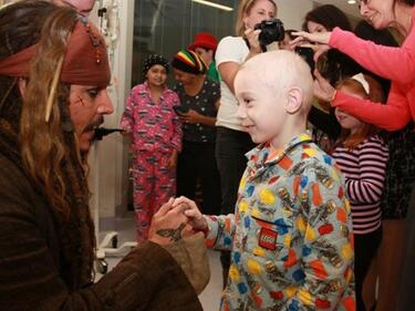 Джони Деп изненада деца в болницата, облечен като Джак Спароу