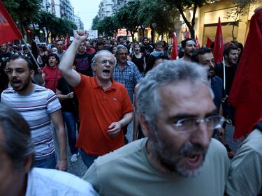 Гръцкият парламент каза "да" на реформите на Ципрас! Гърците излязоха на протест