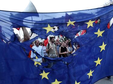 Гърците не бързат да се радват, удължават банковата ваканция в страната