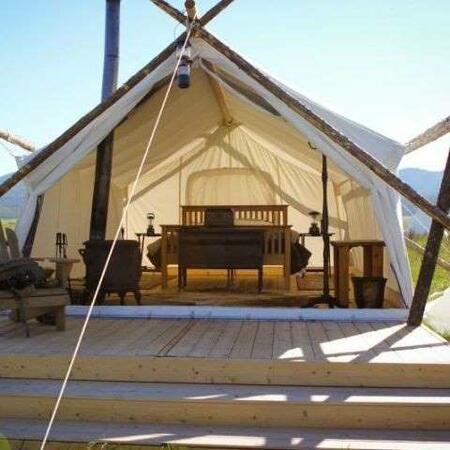 Йелоустоун предлага няколко различни луксозни палатки, разполагащи със самостоятелни баня и вътрешен двор, който от своя страна пълен с шезлонги.