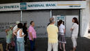 Банките в Гърция отварят врати в понеделник, лимитите за теглене обаче остават
