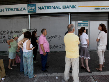 Банките в Гърция отварят врати в понеделник, лимитите за теглене обаче остават
