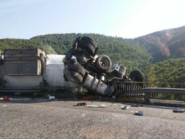 Тежка катастрофа с цистерна на магистрала „Хемус“
