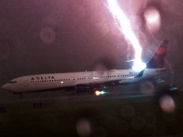 Мълния удари пътнически самолет в САЩ (ВИДЕО)