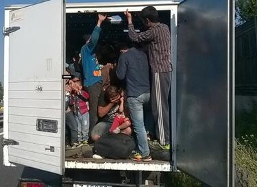 3 деца в критично състояние при нов случай на камион с 26 мигранти в Австрия