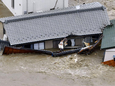 Невиждано за района наводнение удари Япония