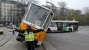 Водачите на сблъскалите се трамвай и автобус твърдят, че са минали на зелено
