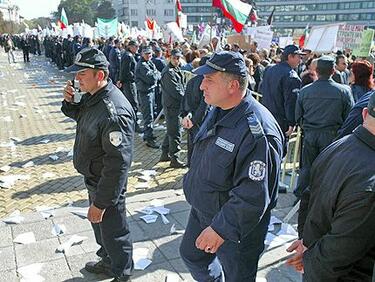 Полицейските протести за придобивки ескалират, но са самотни. Бизнес и общество не ги подкрепят