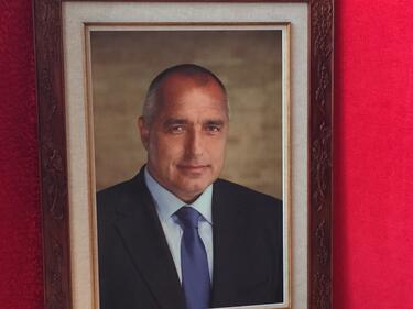 Борисов получи специален портрет от коприна