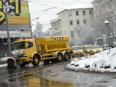 175 машини чистят снега в София