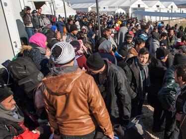 Вълната от сирийски бежанци в Турция се разраства