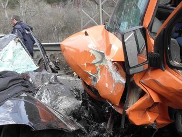 Черен ден по пътищата! Жестока катастрофа на кола и камион в Кресна