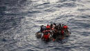 Лодка с бежанци потъна край турските брегове