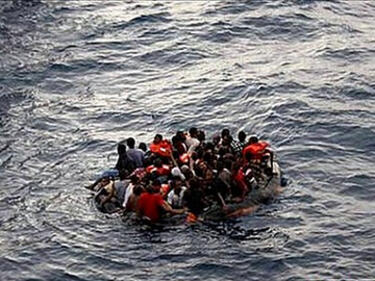 Лодка с бежанци потъна край турските брегове